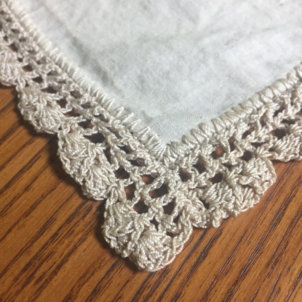 VTG Embroidered Tablecloth 4 Napkins Lilacs - Picture 9 of 15